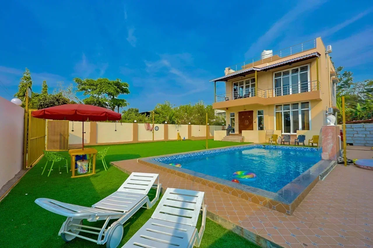 Lonavala - Megastar Villa - 4BHK Luxurious, Spacious Super Clean, Big Swimming Pool Big Lawn Area