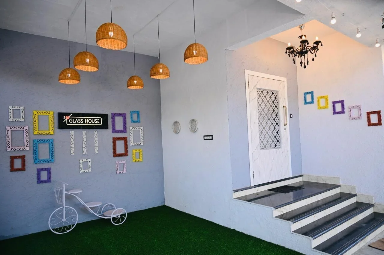 Glass house luxury villa - Image 3