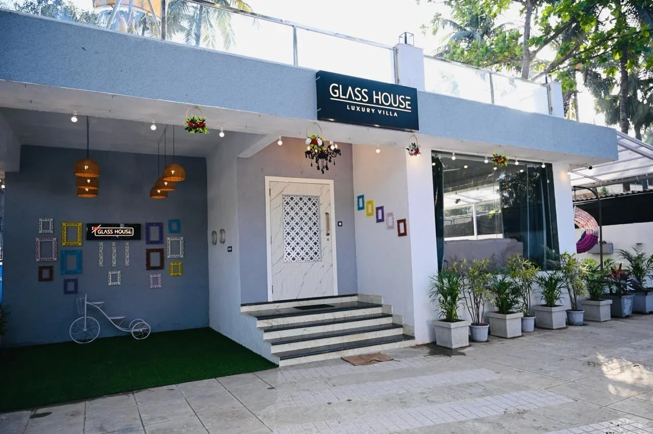 Glass house luxury villa - Image 2