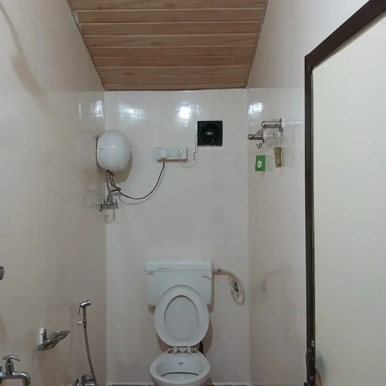 Bamboo cottage - Image 4