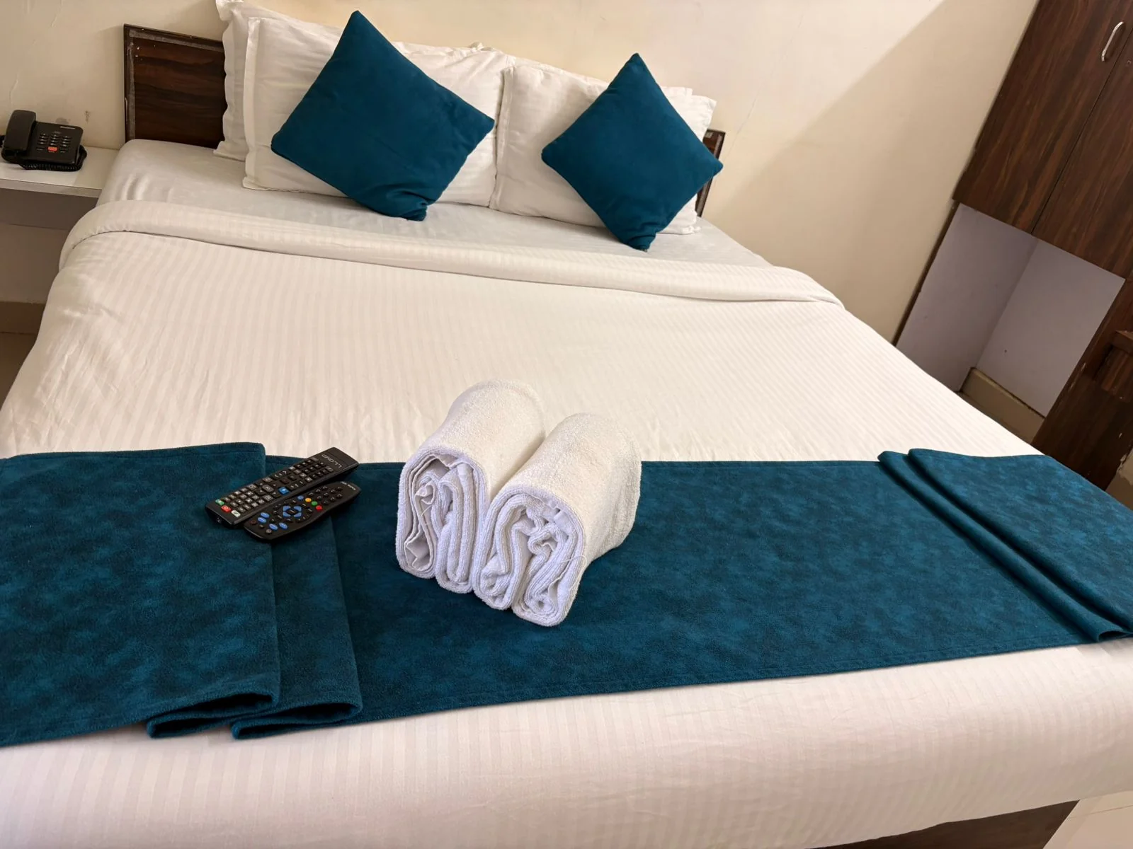 Hilltop Retreat – Serene Lakeside Escape in Bhandardara - Image 2