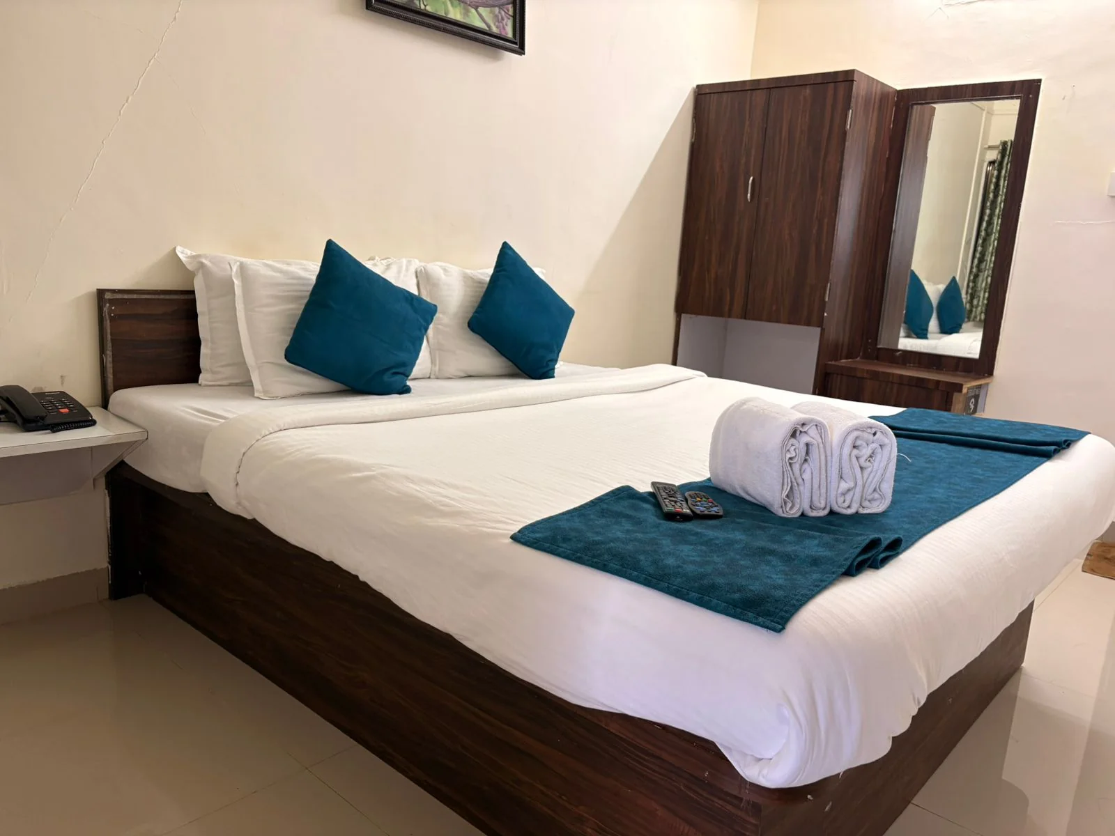 Hilltop Retreat – Serene Lakeside Escape in Bhandardara - Image 4