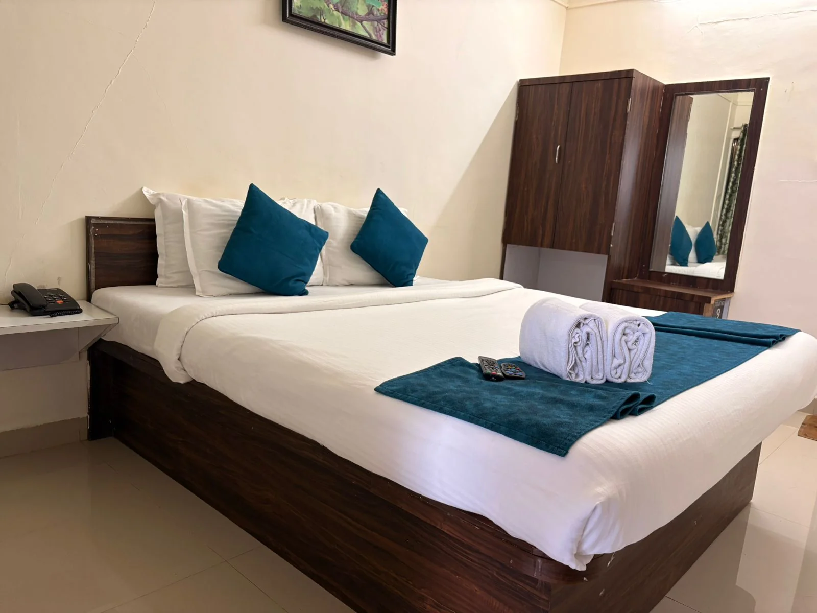 Hilltop Retreat – Serene Lakeside Escape in Bhandardara