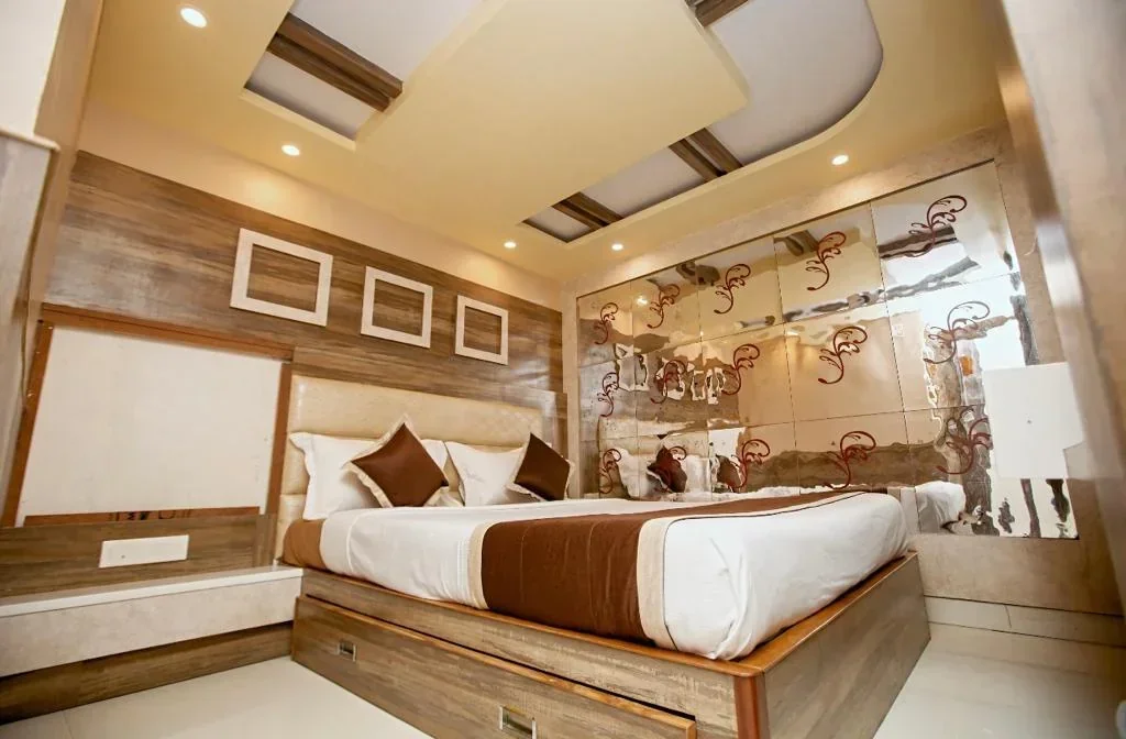 Hotel Maneck – Main Bazaar Road, Ooty - Image 3