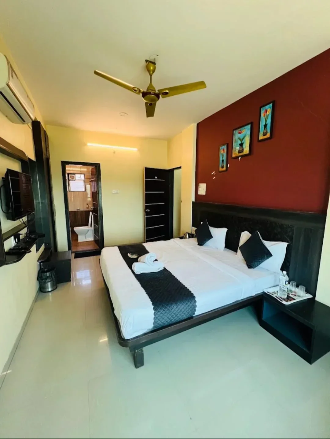 Nisha hotel Family room with view - Image 3