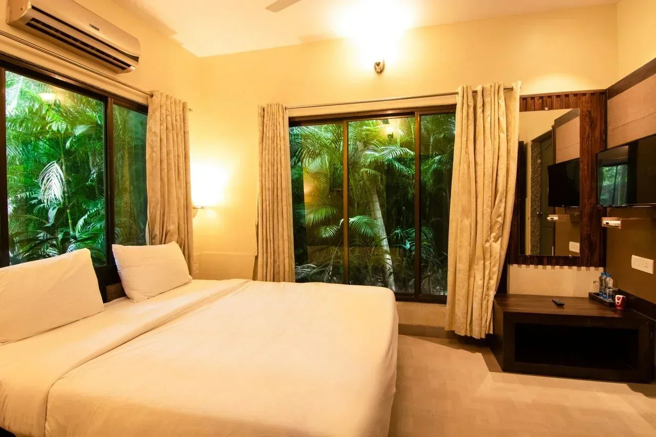 Premium forest suite with private pool - Image 4