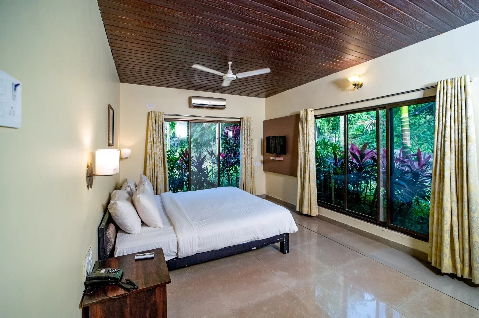 Premium forest suite with private pool - Image 3