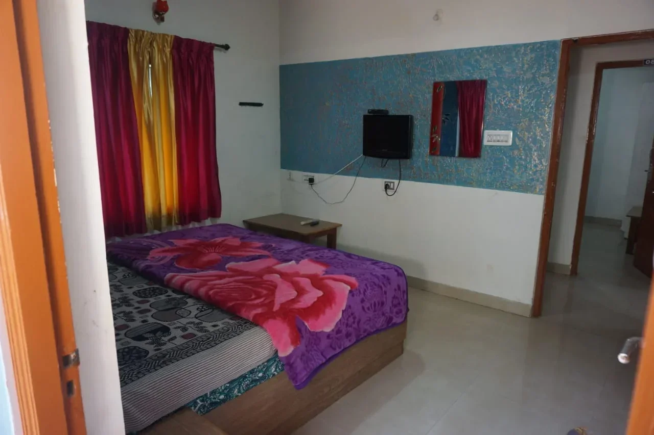 Rainbow Palace Cottage-Cozy 1 BHK Near Lovedale Junction – Ooty - Image 5